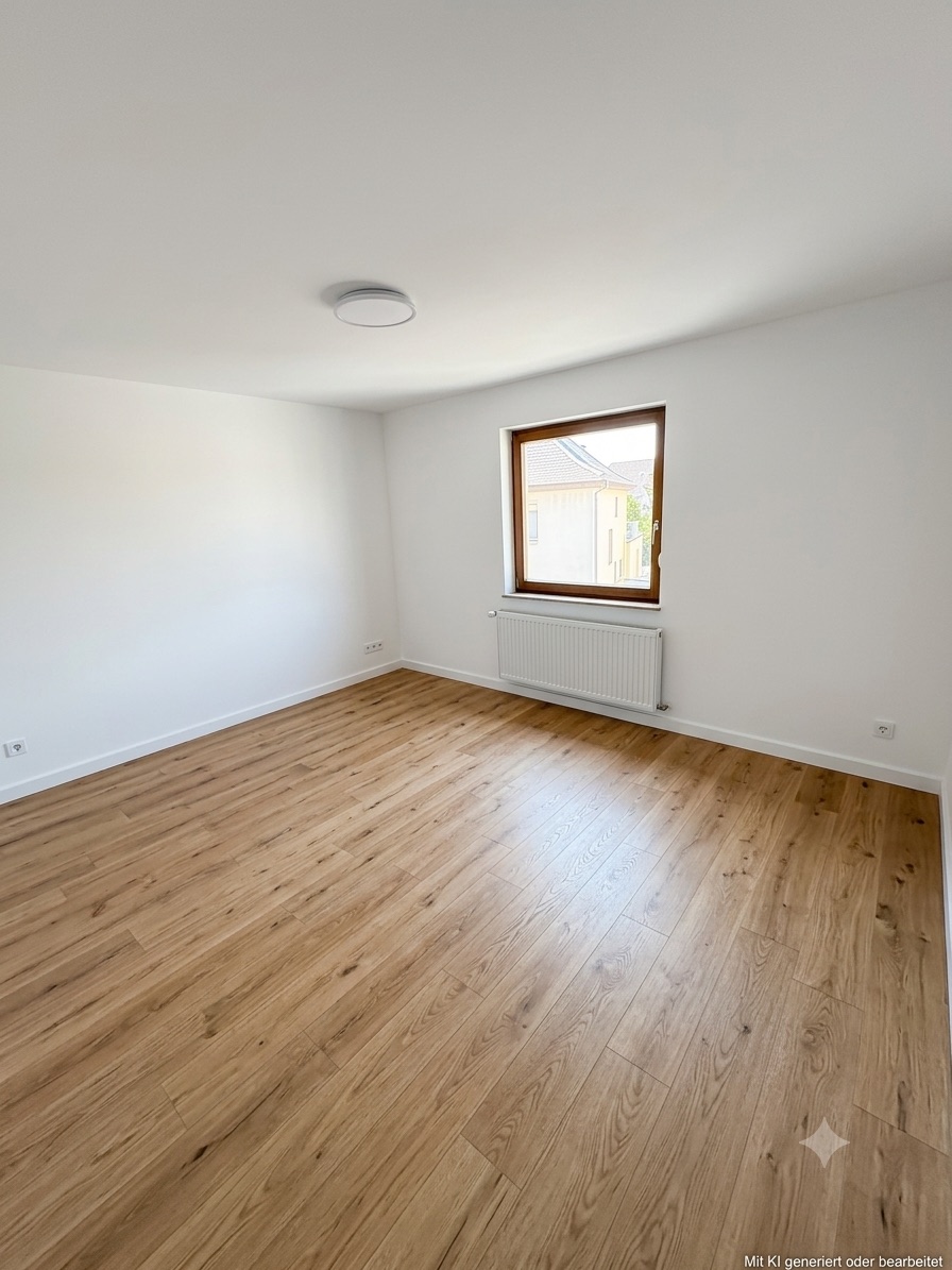 Schlafzimmer mit Fenster, weiß gestrichenen Wänden und Vinylboden