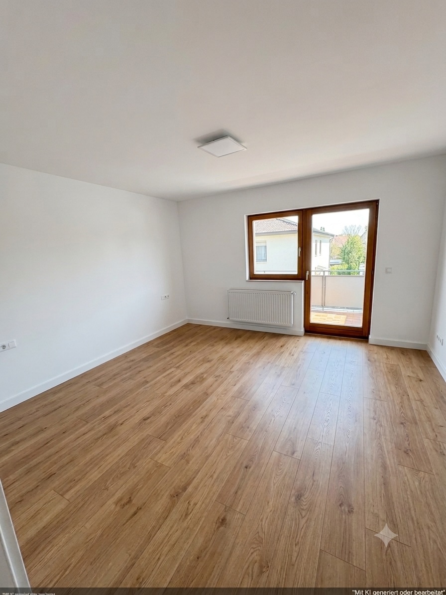 Zimmer mit Balkontür nach Süden und hellem Vinylboden